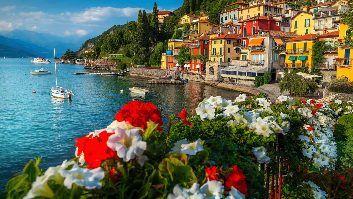 Day-trip group on a private boat cruise between Como and Bellagio on Lake Como
